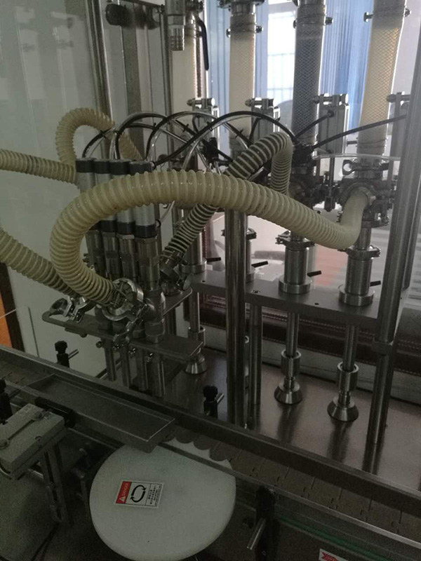泰国客户-全自动灌装旋盖一体(图2) 泰国客户-全自动灌装旋盖一体(图2)